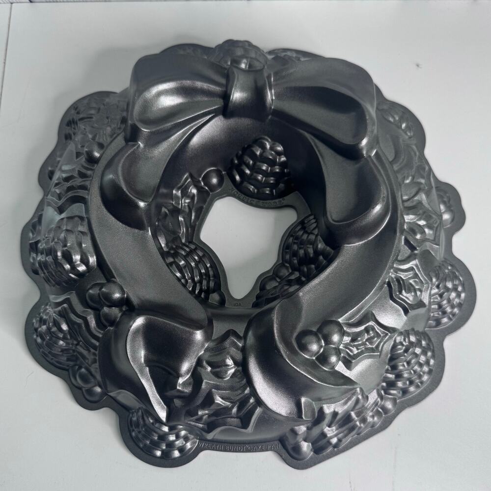 Nordic Ware Holiday Wreath Christmas Bundt Cake Pan Baking Mold Cast Aluminum